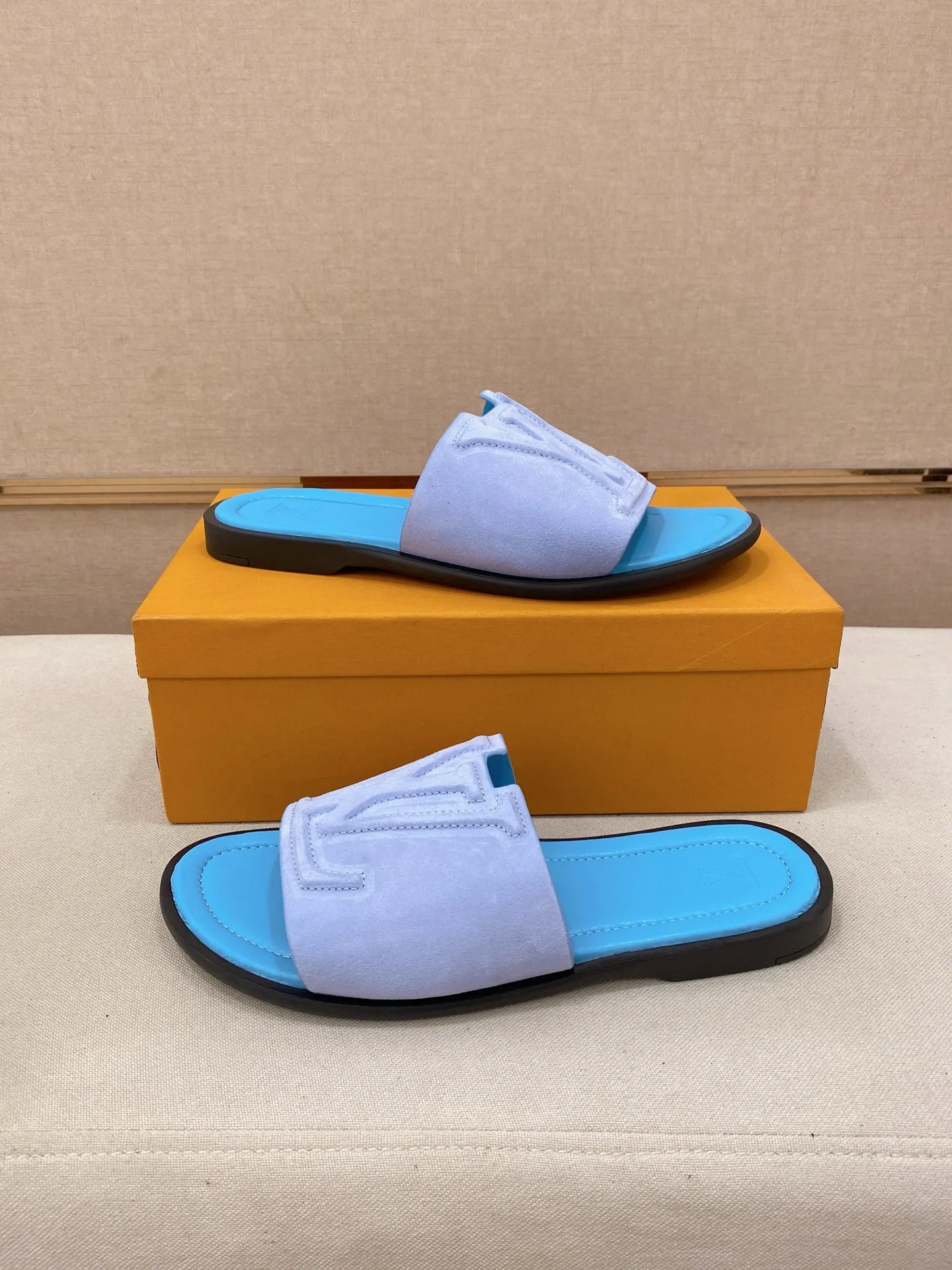 Men's shoes 💰: 340💰Made by LV🔍Top purchasing agents. Men's spring and summer slippers are available at the same counter. The uppers are imported cowhide from Italy, with logo graphics and high-quality craftsmanship. Soles: original soles specially provided by the original factory. Exclusive movable molded soles are super comfortable. Original goods follow orders. 🔍🔍High quality. You can enter and exit the counter at will. Welcome to compare. Size 38-44. Can be customized45